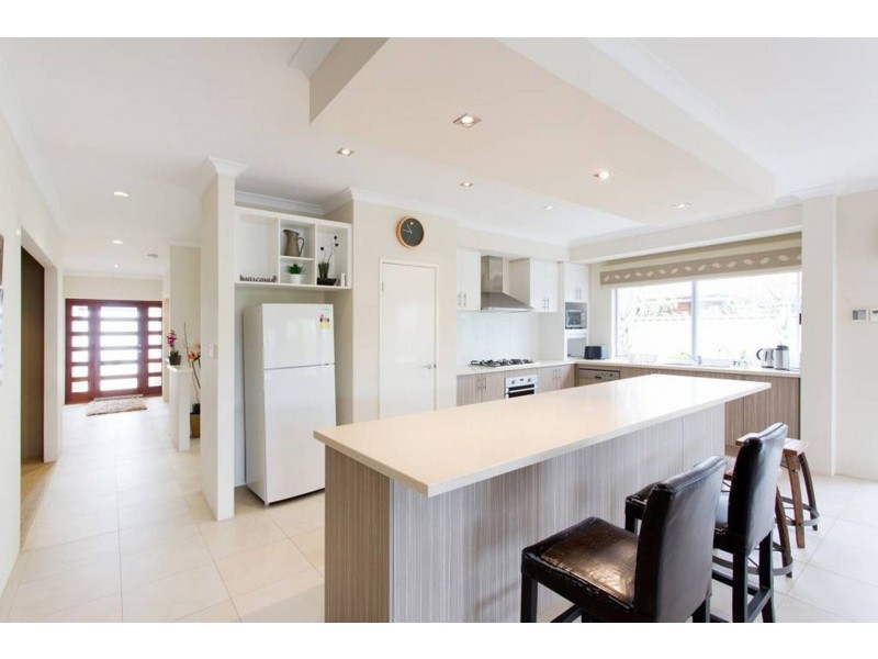 6 Isla Pl, Piara Waters WA 6112