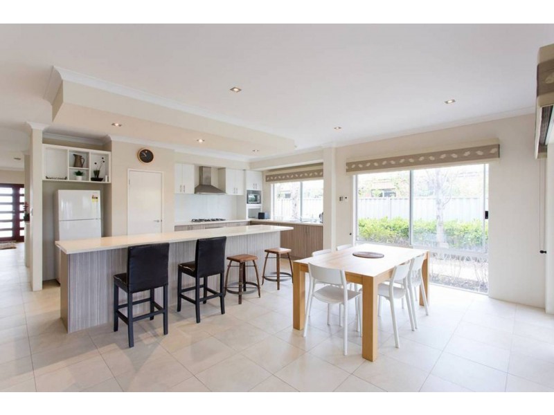 6 Isla Pl, Piara Waters WA 6112