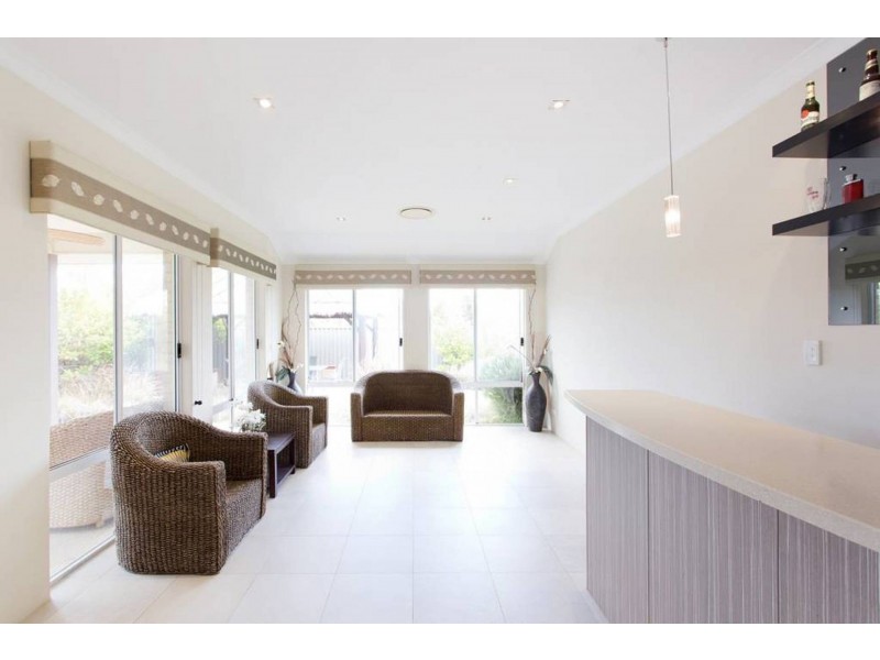 6 Isla Pl, Piara Waters WA 6112