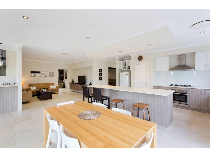 6 Isla Pl, Piara Waters WA 6112