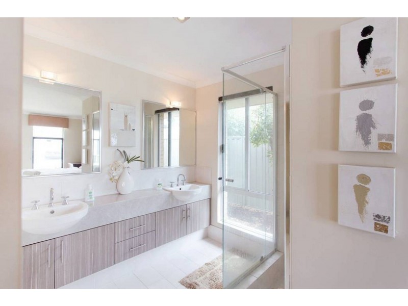 6 Isla Pl, Piara Waters WA 6112