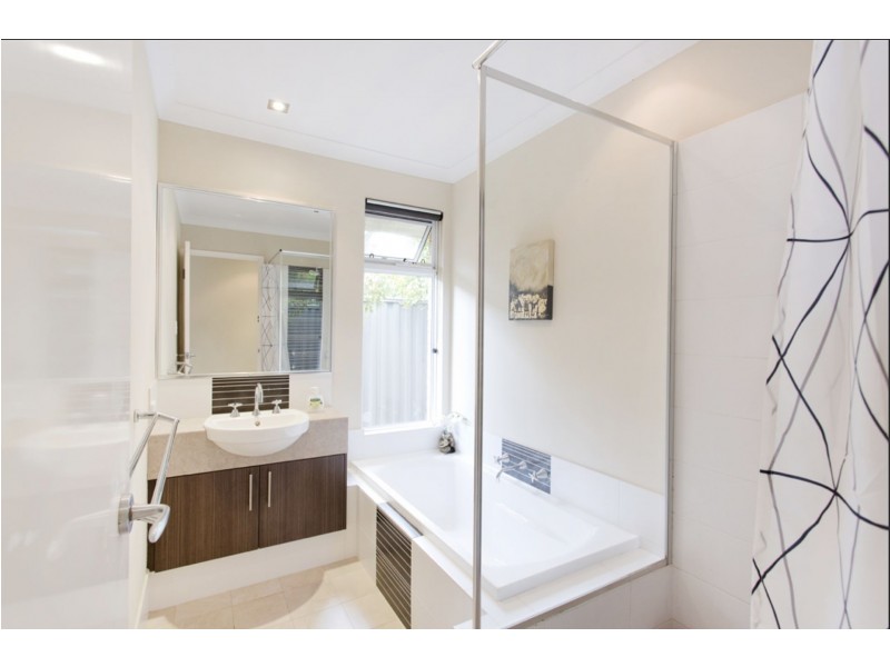 6 Isla Pl, Piara Waters WA 6112