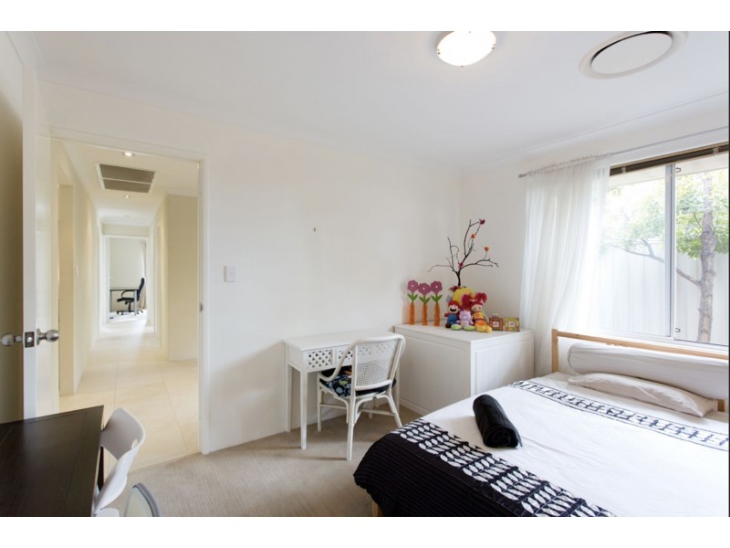 6 Isla Pl, Piara Waters WA 6112