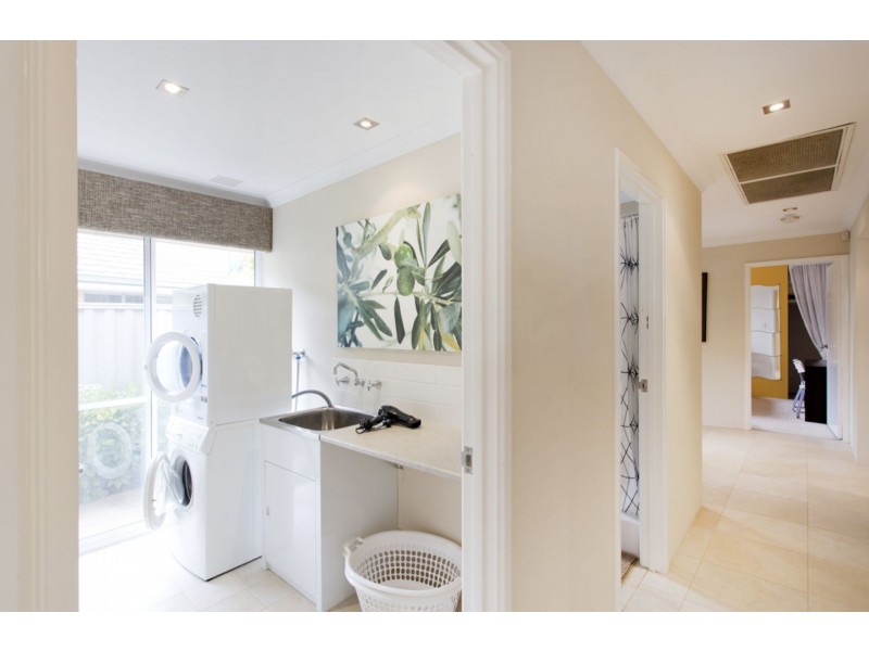 6 Isla Pl, Piara Waters WA 6112