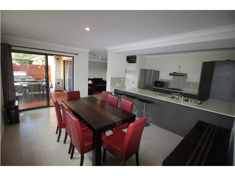 2/105 Gladstone Rd, Rivervale WA 6103