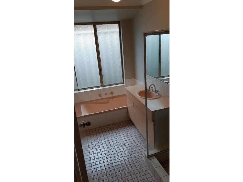 2 Minto Ct, Success WA 6164