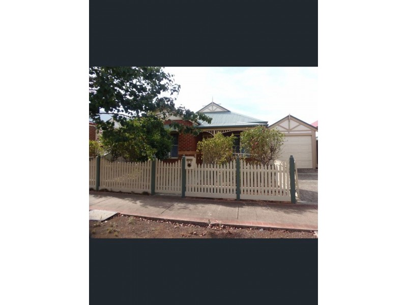 33 Stoke Heath Way, Caroline Springs VIC 3023