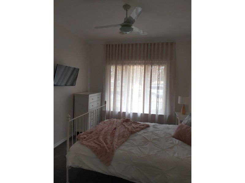 33 Stoke Heath Way, Caroline Springs VIC 3023