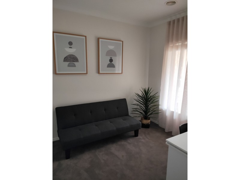 33 Stoke Heath Way, Caroline Springs VIC 3023