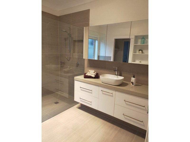 33 Stoke Heath Way, Caroline Springs VIC 3023