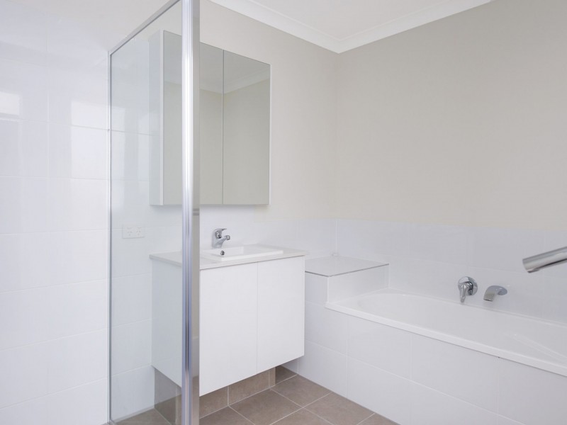 1/4 Angela Way, Pimpama QLD 4209