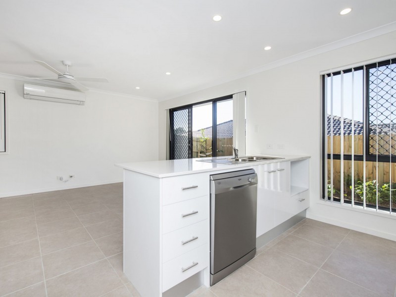 1/4 Angela Way, Pimpama QLD 4209