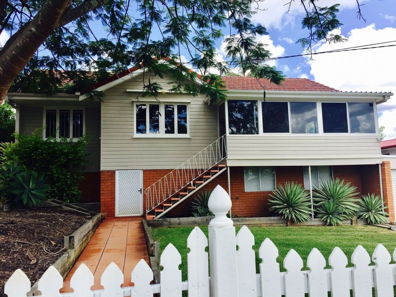 5 Aintree St, Holland Park West QLD 4121