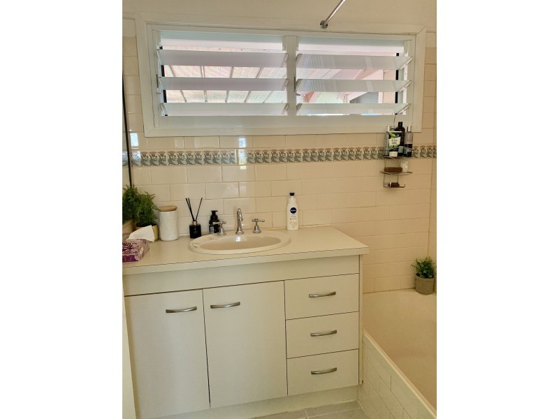 5 Aintree St, Holland Park West QLD 4121