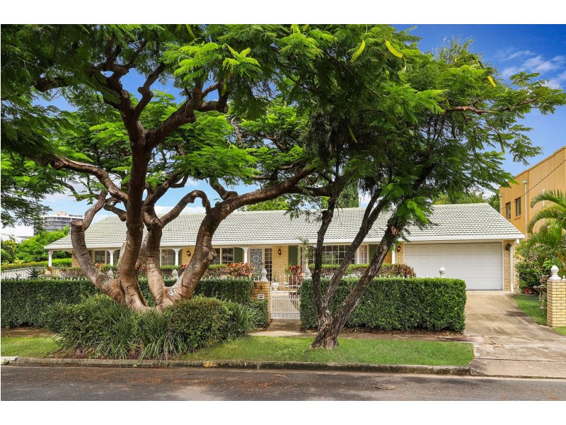 6 Salerno St, Isle Of Capri QLD 4217