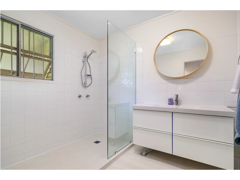 6 Salerno St, Isle Of Capri QLD 4217