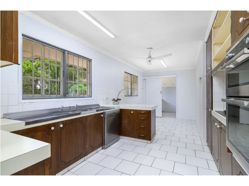 6 Salerno St, Isle Of Capri QLD 4217