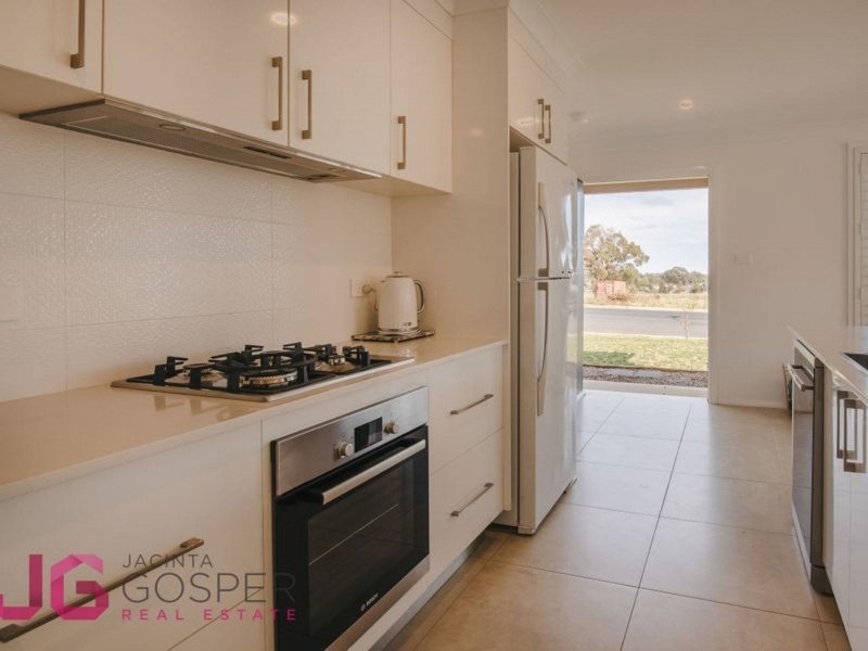 120 Kearneys Dr, Orange NSW 2800