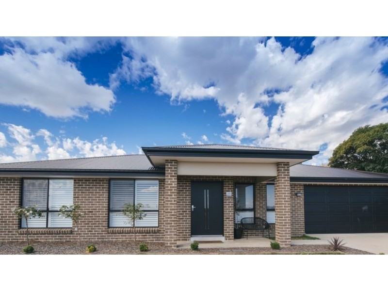120 Kearneys Dr, Orange NSW 2800