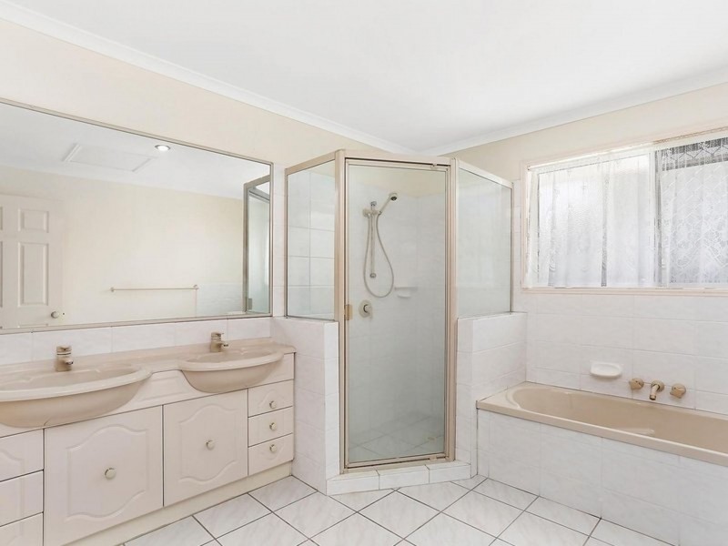 256 Chapel Hill Rd, Chapel Hill QLD 4069