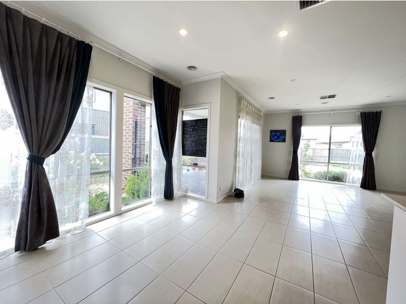 6 Ormiston Cres, Werribee VIC 3030