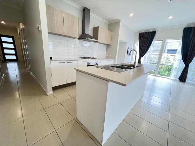 6 Ormiston Cres, Werribee VIC 3030