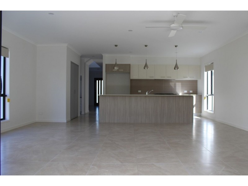 4 Triumph St, Birtinya QLD 4575