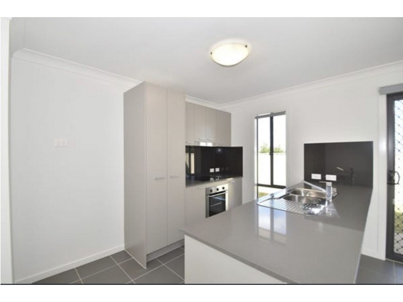 2/4 Minnett St, Glenvale QLD 4350