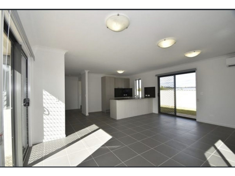 2/4 Minnett St, Glenvale QLD 4350