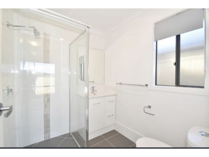 2/4 Minnett St, Glenvale QLD 4350