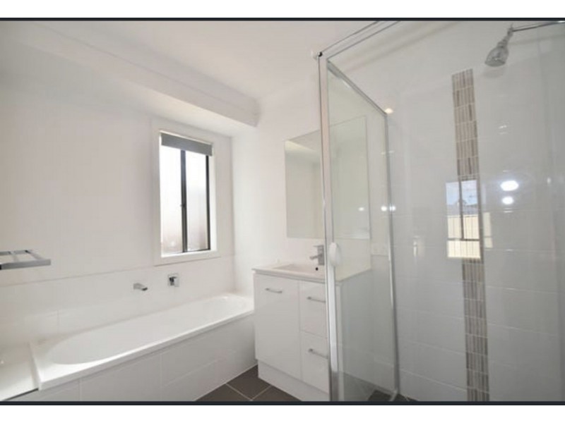 2/4 Minnett St, Glenvale QLD 4350