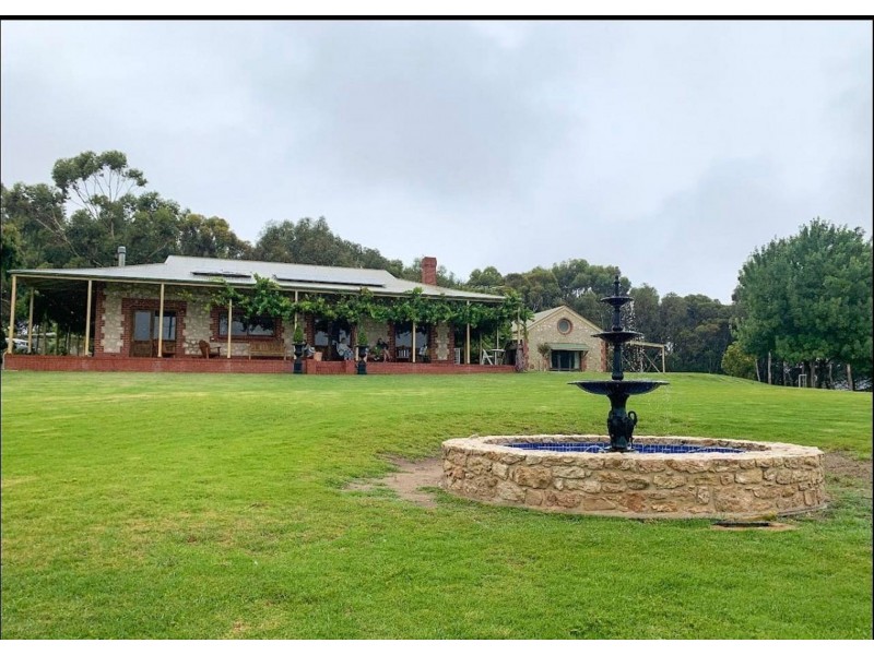 8 Barker Rd, Hindmarsh Island SA 5214
