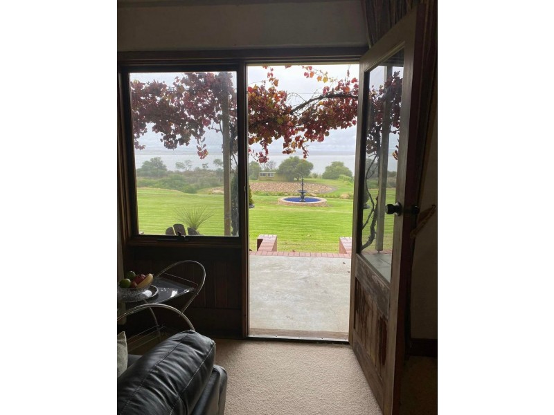 8 Barker Rd, Hindmarsh Island SA 5214