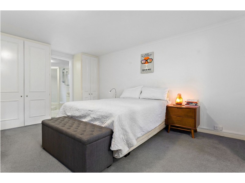 1/2 Westbury Gr, St Kilda East VIC 3183