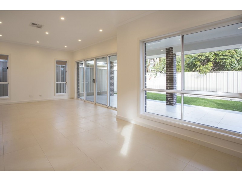 15 Selkirk Ave, Clearview SA 5085