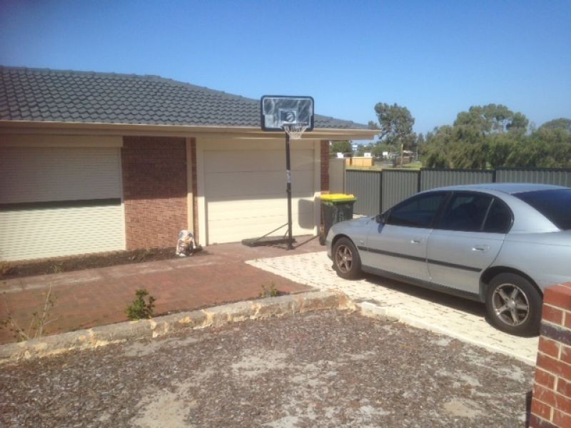 20a Honeysuckle Ramble, Halls Head WA 6210