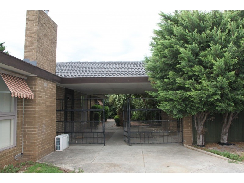 18 Gaynor Crescent, Gladstone Park VIC 3043