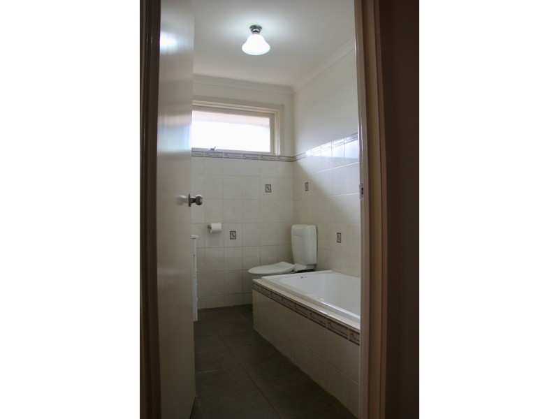 18 Gaynor Crescent, Gladstone Park VIC 3043