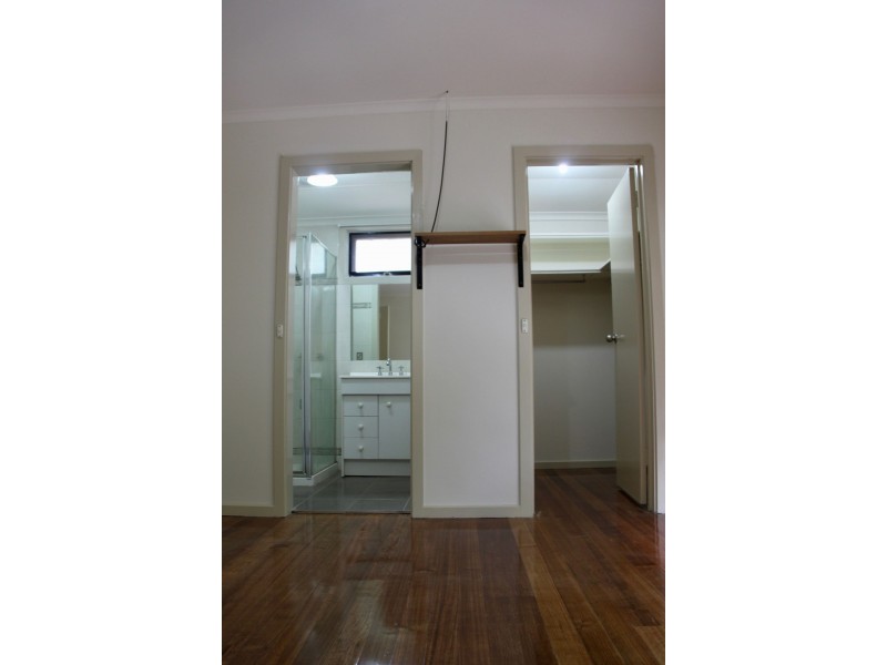 18 Gaynor Crescent, Gladstone Park VIC 3043