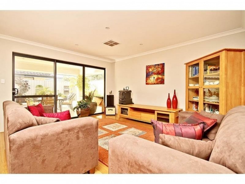 74a Leslie St, Dudley Park WA 6210