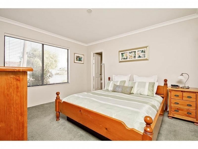 74a Leslie St, Dudley Park WA 6210