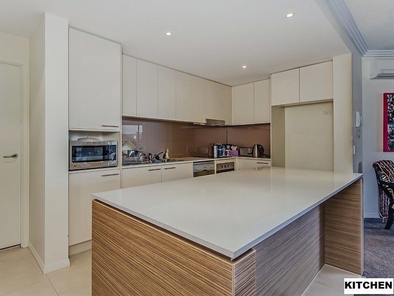 1 Lakefront Crescent, Varsity Lakes QLD 4227
