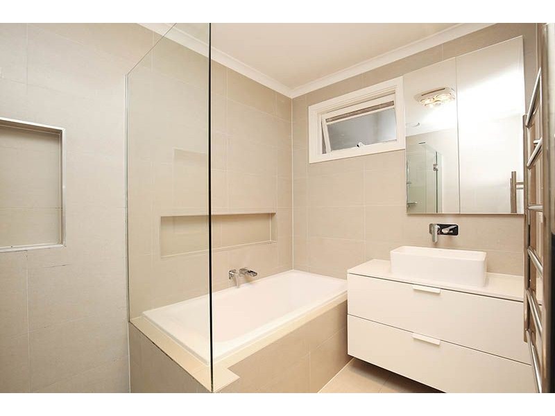 1/11 Iris Rd, Glen Iris VIC 3146