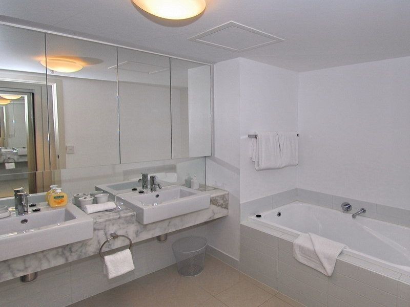 1808/100 Harbour Esplanade, Docklands VIC 3008