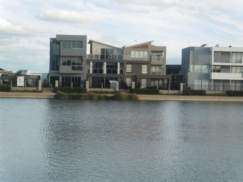 19  The Strand, Caroline Springs VIC 3023