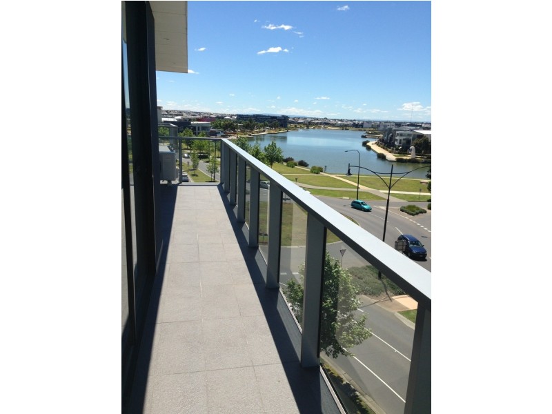 33/1 Woodward Way, Caroline Springs VIC 3023