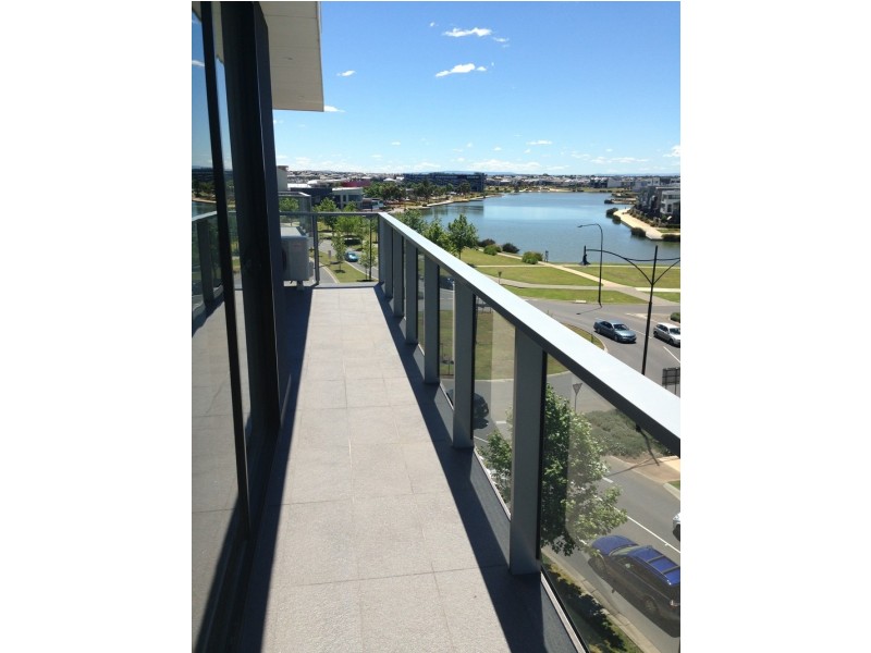 33/1 Woodward Way, Caroline Springs VIC 3023