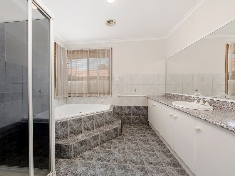 525 Kings Road, Taylors Lakes VIC 3038