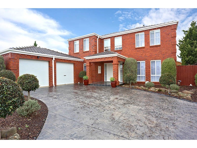 33 Honeyeater Cres, Taylors Lakes VIC 3038