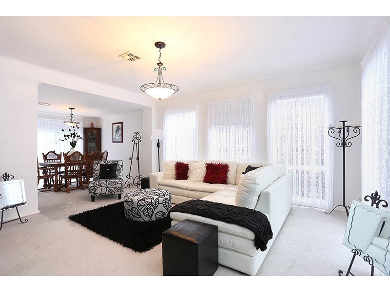 33 Honeyeater Cres, Taylors Lakes VIC 3038